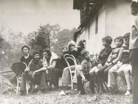 A gathering of friends at the Dlaska´s farm, approximately 1972