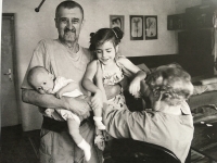 Karel Hajn s novorozenou vnučkou Karolínou v náručí, rok 2012