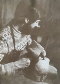 Karel Hajn pracuje se dřevem, Paceřice, přibližně rok 1977