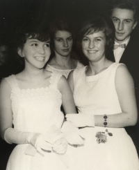 Hana Hladká v tanečních, vzadu uprostřed, rok 1960