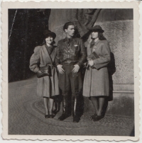 Ika Demlová, Vlastimil Deml a Vlasta Jakubová, Praha 1946
