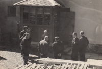 František Janáček s rodiči a partyzány na setkání po 20 letech v roce 1965