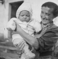 Grandmother Marie Knobloch with her granddaughter Ingrid 
