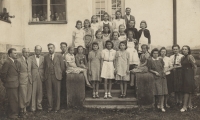 Měšťanská škola II. B v Klášterci nad Orlicí, Božena nahoře druhá zleva, 1942