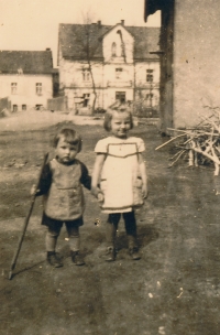 Se starší sestrou Hildegardou ve Slaném, 1941