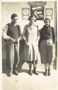 Magda Korach s příteli před rodinným obchodem v Gelnici, vlevo Sandor Goldman, asi 1934