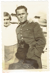 Magda s manželem Ladislavem Korachem, když sloužil v Československé armádě, 1937-1938