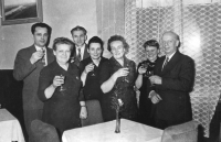 Vyznamenání "Vzorná učitelka" pro maminku Boženu Martinovskou (třetí zprava), 1962