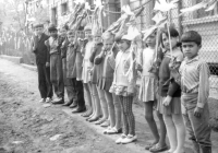 Žáci maminky Boženy Martinovské, Obecná škola Velemyšleves, cca 1960