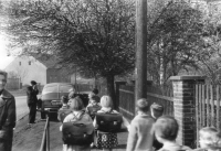 Auto 603 odváží maminku k převzetí vyznamenání 1962 (stejný typ auta odvezl zatčeného tatínka v roce 1949)