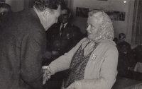 Matka Františka Janáčka v roce 1965 s tajemníkem OV KSČ během slavnostního setkání s partyzány po 20 letech