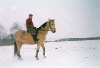 Pamětník na koni na statku v Oldřichově, rok 1996 