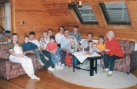 Václav Mizera (přímo uprostřed) se svojí rodinou a manželkou Boženou (zcela vpravo) na statku v Oldřichově, rok 1996