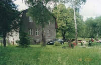 Pamětníkův rodný dům, kde rodina provozovala zahradnictví. Foto kolem roku 2000 
