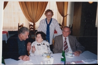 Oslava narozenin Karla Nováčka, zleva Karel Nováček, Helena Robotková, Vlasta Jakubová, Eduard (přítel H. Robotkové), Brno, 2003