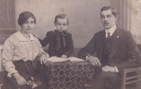 Otec Antonín Kuželka se svými rodiči Annou a Hugem