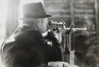 Otec Jaroslav Teichman na nástřelu na střelnici v Olomouci