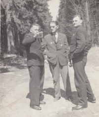 Otec Františka Janáčka (uprostřed) s dvěma partyzány na slavnostním setkání po 20 letech v roce 1965 