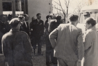 Příjezd několika partyzánů ze Žďáru nad Sázavou do Havlíčkovy Borové v roce 1965. Na fotce František Janáček se svými rodiči a partyzány