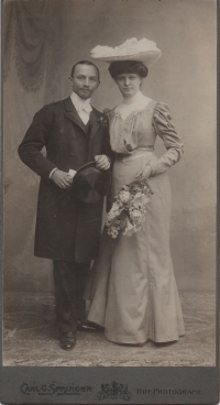 Svatební fotka rodičů maminky pamětnice, 1903 nebo 1904