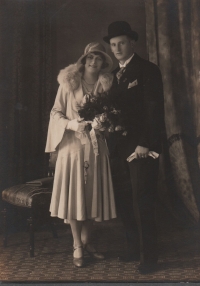 Svatební foto rodičů Luďka Roubíčka, 1930