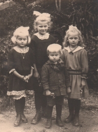 Otec Václav Kašpar se svými sestrami