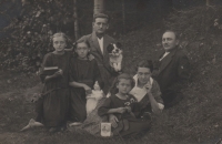 Maminka Adéla Růžičková (vepředu) s rodiči a sourozenci, cca 1923