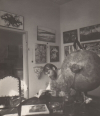 Luděk Roubíček při instalaci bytové výstavy v Liberci roku 1972