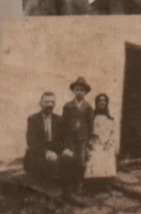 Prarodiče, František Staněk a Marie Staňková, rozená Šestáková, uprostřed strýc František, 30. léta