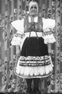 Matka pamětníka v kyjovském kroji, cca 1936