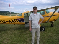 Dalibor Dědek před seskokem padákem v roce 2007