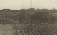 Sokolský slet 1948 - cvičenci pod tribunami