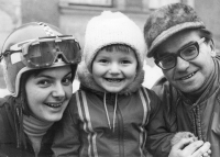 Dana Beldová, provdaná Spálenská, v roce 1975 s dcerkou Luckou a tatínkem Miloslavem Beldou