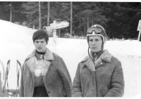 Dana Beldová, provdaná Spálenská, na zimní olympiádě v Grenoblu 1968. Napravo od ní její kamarádka, reprezentantka v sáňkování, Olina Tylová