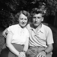 Pamětníkův strýc Ivan (pol. vězeň) s manželkou, 1953