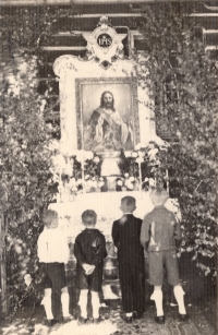 Oltář, jenž stál u staré slánské školy, 30. léta