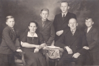Tlukovi – německá rodina, s níž Hackerovi žili ve staré slánské škole, 40. léta