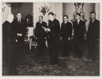 U prezidenta Edvarda Beneše na Hradě, odbojáři z Valašského Meziříčí (Vlastimil Deml druhý zprava)