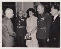 U prezidenta Edvarda Beneše v Brně, zleva gen. Rudolf Hanák, Milada Lužová, plk. Bohuslav Indra, ing. Arnošt Vostrejž, 1946