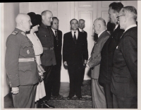 U prezidenta Edvarda Beneše v Brně, zleva gen. Rudolf Hanák, Milada Lužová, plk. Bohuslav Indra, ing. Arnošt Vostrejž, Růžička, 1946