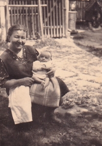 Věra s babičkou z matčiny strany Marií Josífkovou (1934)