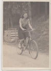 Vlasta Jakubová na kole, Náměšť nad Oslavou, někdy v letech 1943-1945