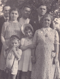Vlevo rodiče Božena a Antonín, vpravo dědeček Hugo Kuželka, vlevo dole Věra s bratrem Rudolfem, 40. léta