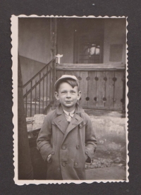 Zdenko Černík před verandou domu v Prešově, předškolní věk
