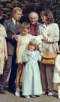 Křtiny dcery Marty Kubišové. Marta Kubišová vpravo, dcera Kateřina Moravcová v modrých šatech, vlevo v saku kmotr Václav Havel, Štoky, 1983 