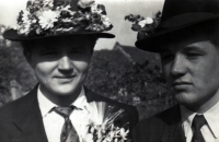 Zdeněk Kuchta (vpravo) u odvodu, 1956