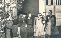 Druhá zprava maminka pamětníka, těsně před znárodněním kartonážky, se zaměstnanci, Hrabačov, cca 1950