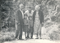 Otakar uprostřed s dcerami Ludmilou (vlevo) a Helenou a rodiči. 1967 - Benecko