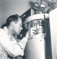 Pamětník u analytické centrifugy v Ústavu hematologie a krevní transfuze, cca 1960