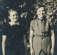 Manželka (vpravo), cca 1942, se sestřenicí Zdenou (Sidonií Dědinovou)